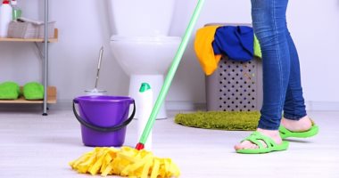 عشان يلمع وريحته تبقى حلوة.. نصائح وحيل لتنظيف الحمام بسهولة