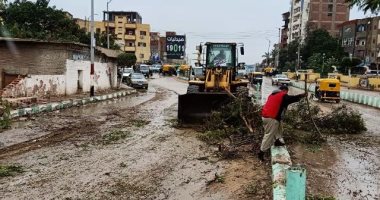 صور.. رؤساء المدن بالشرقية يدفعون بسيارات كسح لشفط مياه الأمطار