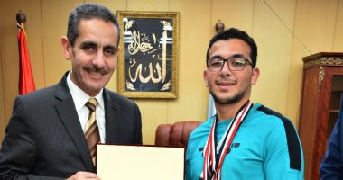 محافظ الغربية يكرم الفائز بالمركز الثاني ببطولة العالم وأفريقيا لرفع الأثقال للمكفوفين