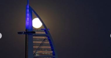 القمر يجاور برج العرب فى الإمارات .. صور جديدة لولى عهد دبى