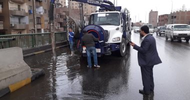 محافظة الجيزة تدفع بمعداتها لإزالة اثار الأمطار.. وراشد يتفقد المحاور.. صور 