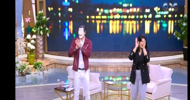 رمضان صبحى يظهر مع منى الشاذلى بالماسك