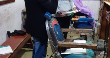 تواصل حملات التوعية عن فيروس C داخل صالونات الحلاقة بأسوان.. صور