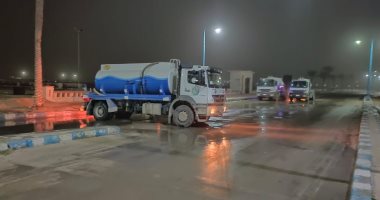 صور.. شركة مياه مطروح تواصل إزالة تجمعات مياه الأمطار من الشوارع 
