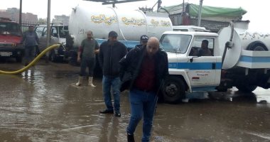 صور.. شفط المياه من شوارع سمنود بالغربية بعد هطول أمطار غزيرة