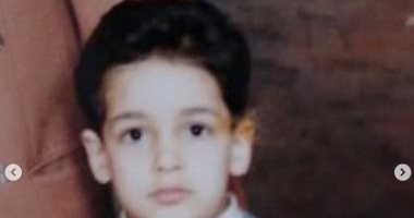 رامى جمال ممازحا والدته بسبب صور طفولته :"علشان كنت مش دريان تصورينى كده"