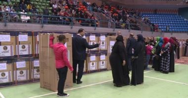 صور.. الداخلية ترسم البسمة على وجوه أسر السجناء بمساعدات عينية