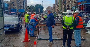حى العجوزة يرفع لوحة اعلانية سقطت بفعل الأمطار فى الجيزة