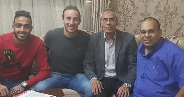 شاهد لحظة توقيع كهربا للأهلى قبل وصوله للقلعة الحمراء