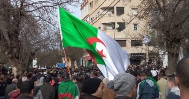 المئات يتوافدون إلى ساحة البريد فى الجزائر رفضاً للانتخابات