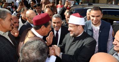 الأوقاف تحظر "تقبيل اليد" بين المشايخ للوقاية من فيروس كورونا