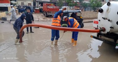 استجابة لسيبها علينا.. القابضة للمياه تصلح تسريب مياه بشارع مصطفى النحاس