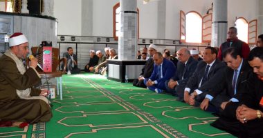 صور.. محافظ البحيرة يستمع لمشاكل المواطنين بعد افتتاح مسجد الغريانى بكفر الدوار