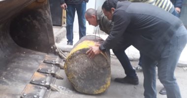 حى الدقى يزيل الحواجز المخالفة ويرفع سيارات الانتظار الخاطئ بشارع مصدق