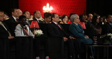 الرئيس السيسي وحرمه يشهدان عرض مسرحية المحاكمة على مسرح شباب العالم