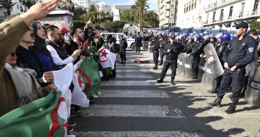 إعلان نتيجة الانتخابات الرئاسية بالجزائر اليوم.. التقارير الأولية تشير إلى حسم "عبد المجيد تبون" النتيجة بحصوله على 64% من الأصوات.. وتشديدات أمنية مكثفة لمواجهة المظاهرات فى العديد من المدن الجزائرية