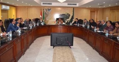 محافظ الفيوم يبحث تعظيم الاستفادة وتيسير إجراءات برنامج "مشروعك"