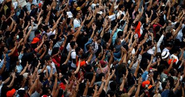 أنصار حزب "المستقبل إلى الأمام" المعارض فى تايلاند يتظاهرون اعتراضا على حله