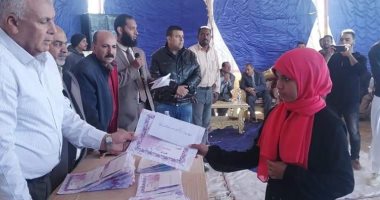 محافظ الوادى الجديد يعفى الطلاب الغير قادرين من المصروفات المدرسية ويسلم 15 جهاز عروس