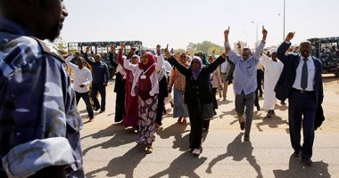 أنصار ""عمر البشير" يتظاهرون خارج قاعة محاكمته اعتراضا على المحاكمة