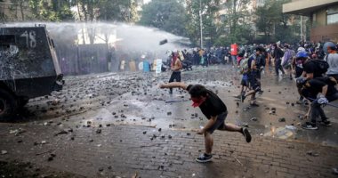 استمرار الاحتجاجات العنيفة فى تشيلى لليوم الـ58 ..المتظاهرون يلجأون إلى الموسيقى الشعبية والروك للتعبير عن غضبهم..والأمم المتحدة تدين انتهاكات رجال الأمن.. 26 قتيلا و3461 جريحا بينهم 350 إصابة فى الأعين الحصيلة