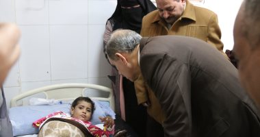 محافظ كفر الشيخ يزور  الطفلين "شروق وعبدالله" ضحايا التعذيب بالمستشفى 