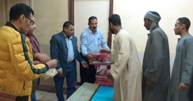  القوى العاملة بالوادى الجديد توزع 100 بطانية على العمالة غير المنتظمة