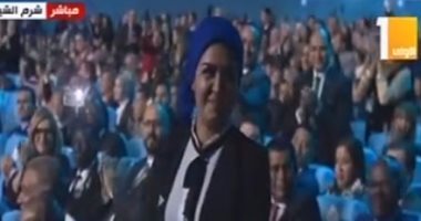 والدة الطفل زين تجهش بالبكاء بعد مصافحة الرئيس السيسى لنجلها.. فيديو