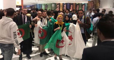 شباب العالم يلتقطون الصور بأعلام بلدانهم فى منتدى شرم الشيخ