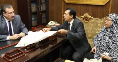 محافظ المنوفية يلتقى عدد من المواطنين لبحث الشكاوى
