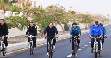 السيسى فى جولة تفقدية بالدراجة فجر اليوم بمدينة شرم الشيخ.. صور 