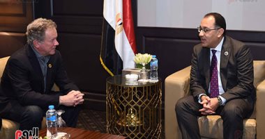 مدبولى يلتقى المدير التنفيذى لبرنامج الغذاء العالمى على هامش منتدى الشباب