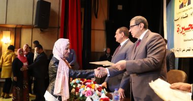 وزير القوى العاملة ومحافظ البحيرة يسلمان 1077 شهادة أمان للعمالة غير المنتظمة