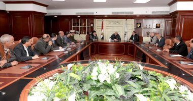 محافظ بنى سويف: دراسة مشروع النقل الداخلى ومواجهة المواقف العشوائية 