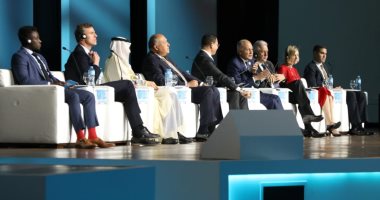 السيسى يزور جناح المركز المصرى للفكر والدراسات الاستراتيجية بمنتدى الشباب