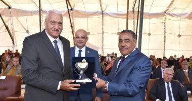 صور.. محافظ مطروح يكرم المحافظين السابقين خلال احتفالات العيد القومي للمحافظة
