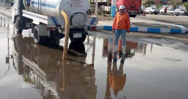 صور.. استمرار أعمال شفط مياه الأمطار بالسويس