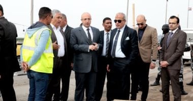 محافظ بنى سويف ومدير الأمن يتابعان حركة المرور أعلى كوبرى النيل بعد تشغيله