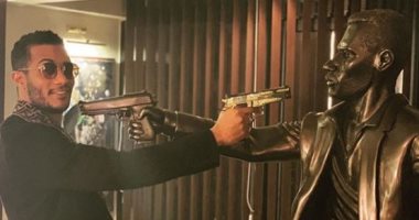 محمد رمضان يلتقط صورة مع تمثاله.. ويعلق: "نافس نفسك علشان تستمر"