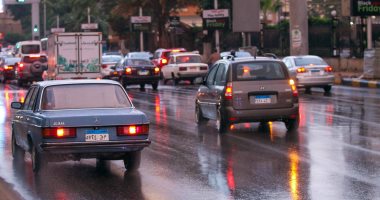تباطؤ حركة السيارات بسبب سقوط أمطار على محاور القاهرة والجيزة