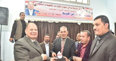 محافظ أسيوط يُسلّم الجوائز للفائزين بمسابقة "أجمل قرية".. صور 