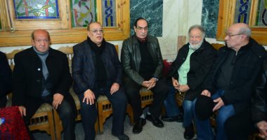 صور.. يحيى الفخرانى وسميحة أيوب وأنوشكا فى عزاء المخرج محسن حلمى