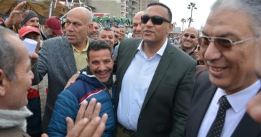 صور.. محافظ الدقهلية يعد عمال ومشرفى وسائقى النظافة بحل مشكلاتهم 