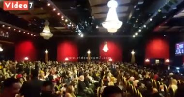 فيديو.. تصفيق على نغمات "حلوة بلادى" بمسرح منتدى شباب العالم