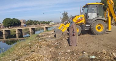 صور.. حملات نظافة وإزالة إشغلات بطريق مصر أسوان الرئيس لخدمة الأهالى والسائقين