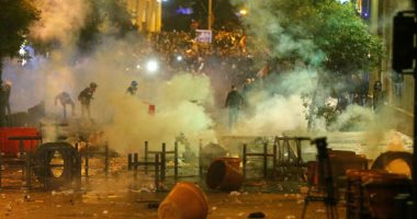 احتدام المواجهات بين المتظاهرين وقوى الأمن اللبنانية واقتحام محال تجارية