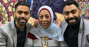 شاهد.. حسين الشحات يوزع "البلح" فى حفل إفطار عائلته