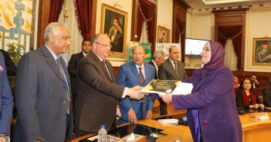 محافظ القاهرة: سلمنا 199 كرسيا متحركا ودراجات بخارية لذوى الاحتياجات خلال عام
