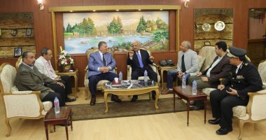 صور.. محافظ السويس: استمرار الحملات ضد المخالفين وعودة الانضباط للشارع