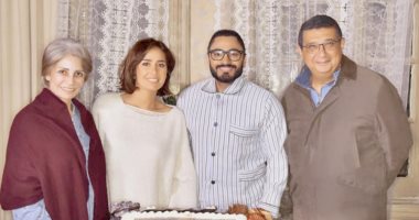 صور.. وسط أجواء احتفالية تامر حسنى يبدأ تصوير "مش أنا"